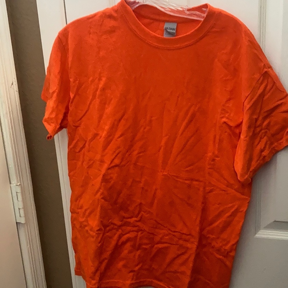 BASIC men’s gildan tee medium